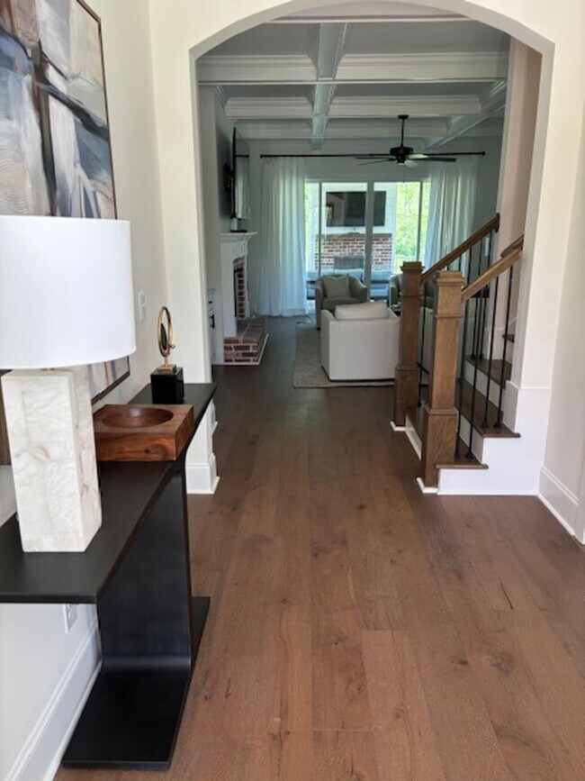 Building Photo - Charming Fully Furnished 2 Bedroom Home wi...
