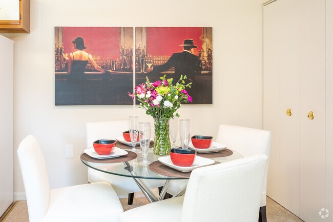 2BR, 2BA - 880 SF - Dinning Area - Emerald Woods Apartments