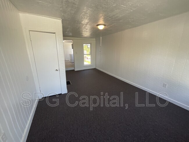 Building Photo - 516 E Boundary Ave