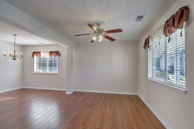 Foto del edificio - Single Family Home in Tall Pines!