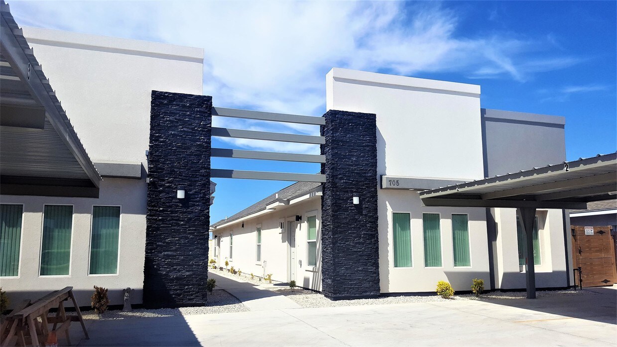 Primary Photo - 705 E la Cantera Ave