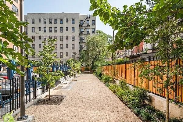 Foto del edificio - 310 Clarkson Ave