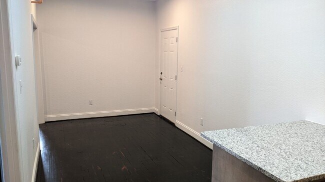 Foto del edificio - 1 Bedroom Apartment off Dayton Boulevard i...