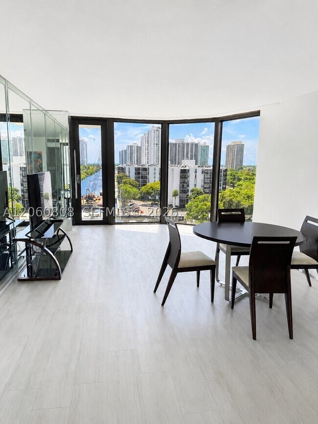 Foto del edificio - 3375 N Country Club Dr