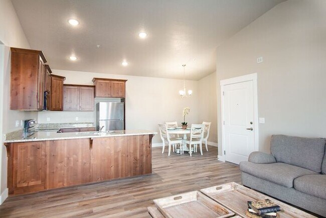Building Photo - Beautiful Condo in Springville