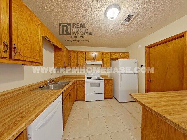 Foto del edificio - Charming 4-Bedroom Home with Spacious Yard...