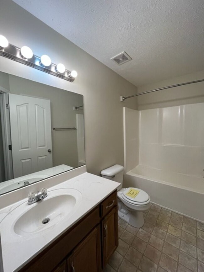 Building Photo - Beautiful home close to schools and shopping!