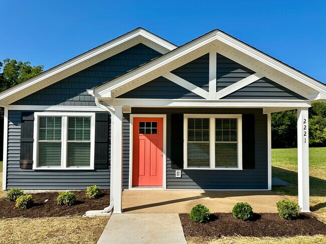 Covered entry & large front porch - 2221 Kenwood Blvd SE