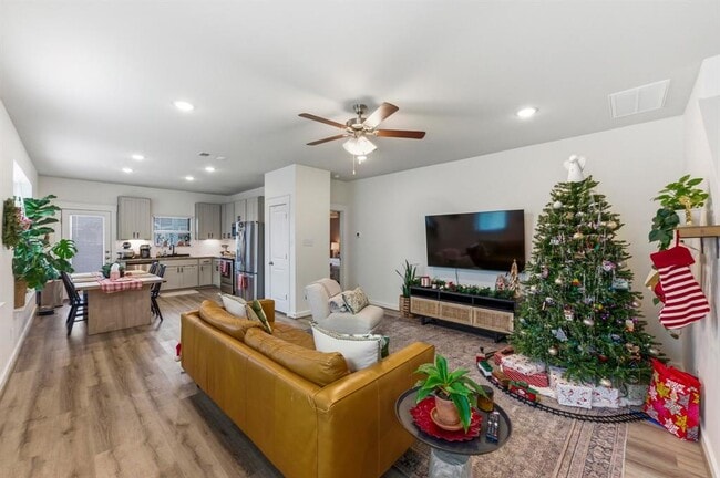 Building Photo - 159 Threshing Rd