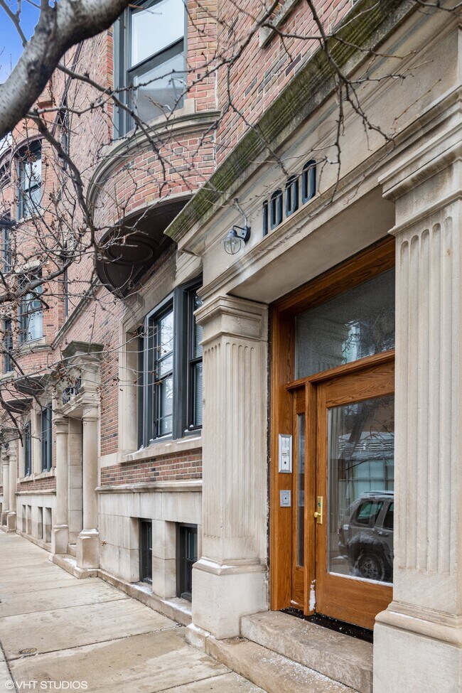 Building Photo - 3934 N Sheridan Rd