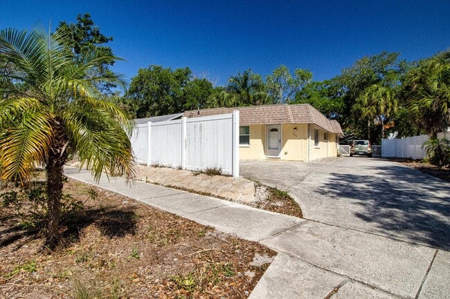 Photo - Indian Beach Park Duplex - walk to Ringling College!! Apartment