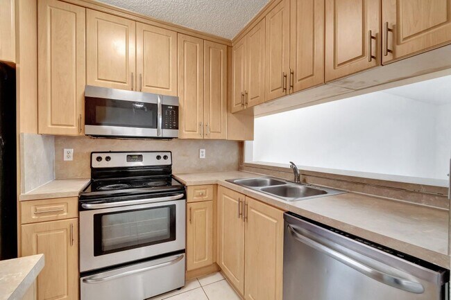 Foto del edificio - 8431 Royal Palm Blvd