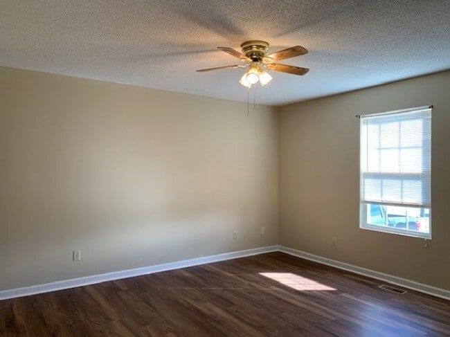 Building Photo - 179 Hunt Hollow Dr