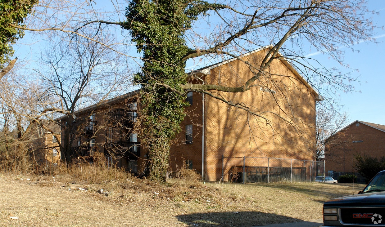 Building Photo - Roslyn Gardens Apartments