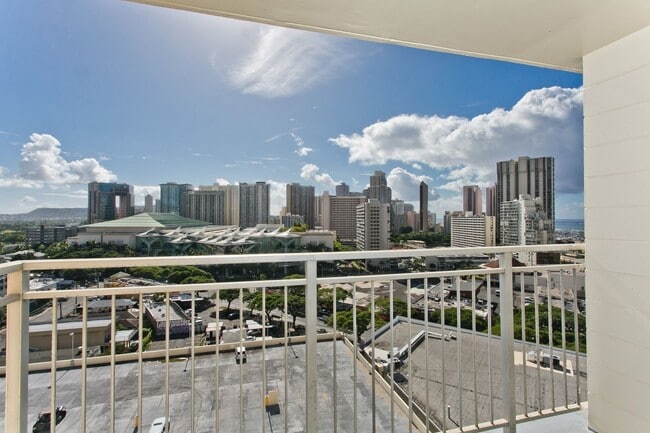 Building Photo - Fully Furnished One Bedroom Unit, Centrall...