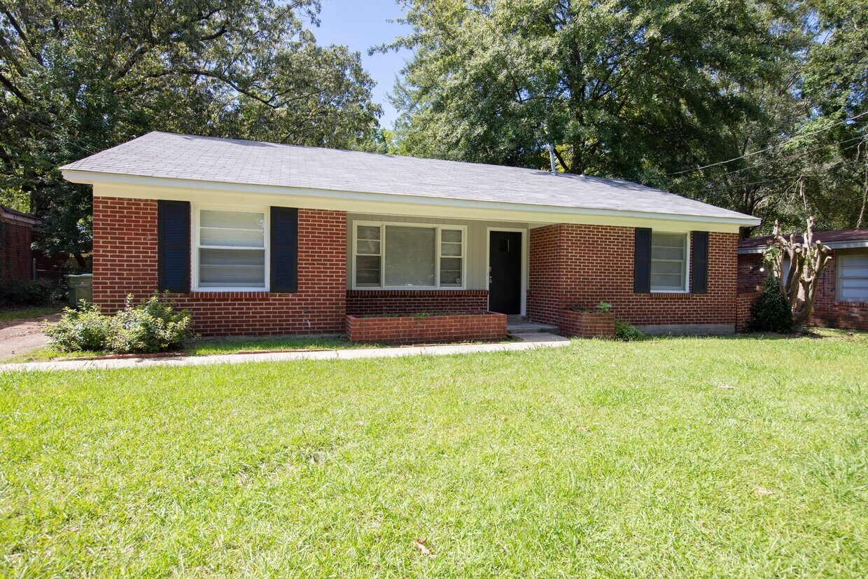 Primary Photo - ** 3 bed 1.5 bath located in Mcgehee-Allen...