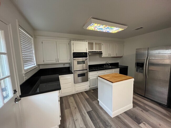 Building Photo - 930 Helios Ave