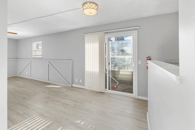 Building Photo - 715 ManApart