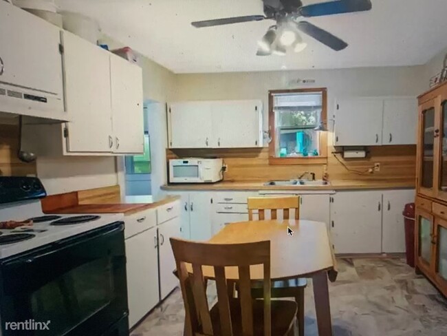 Building Photo - 3 br, 1 bath House - 2022 remco 302 e 6th