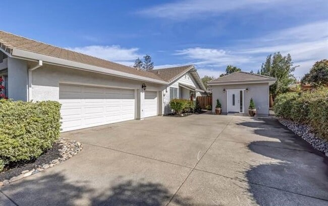 Building Photo - Private and Sizable 4BD/3BA Single Story Home in Livermore South, Easy Commute to 580 & 84!