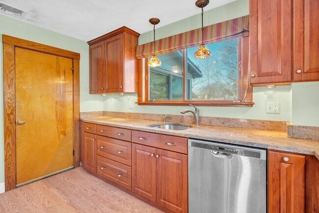 Building Photo - 11-13 Bridgham Avenue Unit 2