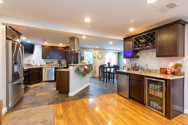 Building Photo - Spacious 4 Bedroom 3 Bath Home
