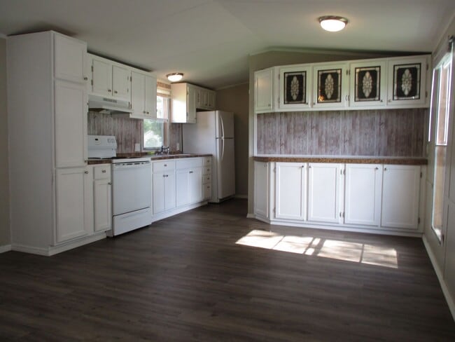 Building Photo - Lovely three bedroom two bath mobile home located minutes from the Camp Lejeune back gate in Hubert.