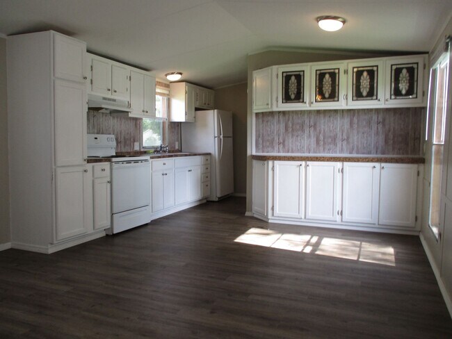 Foto del edificio - Lovely three bedroom two bath mobile home located minutes from the Camp Lejeune back gate in Hubert.