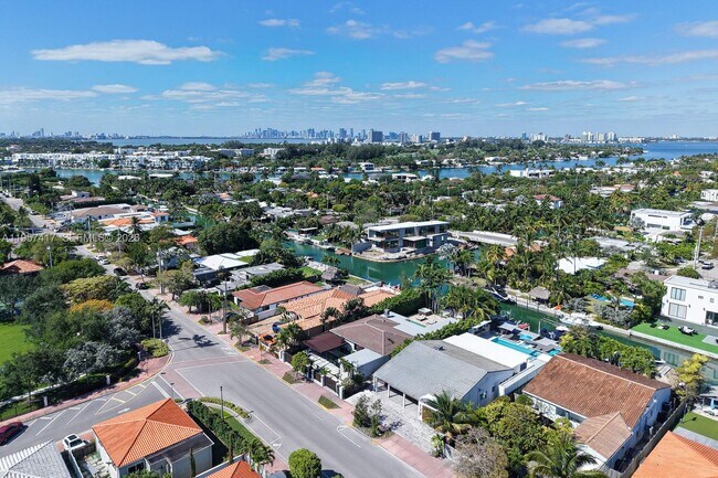 Foto del edificio - 7910 Hawthorne Ave