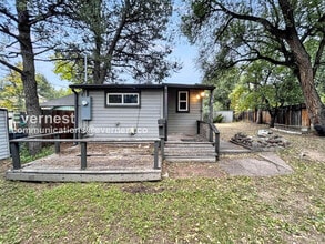 Building Photo - 110 1/2 W Cheyenne Rd