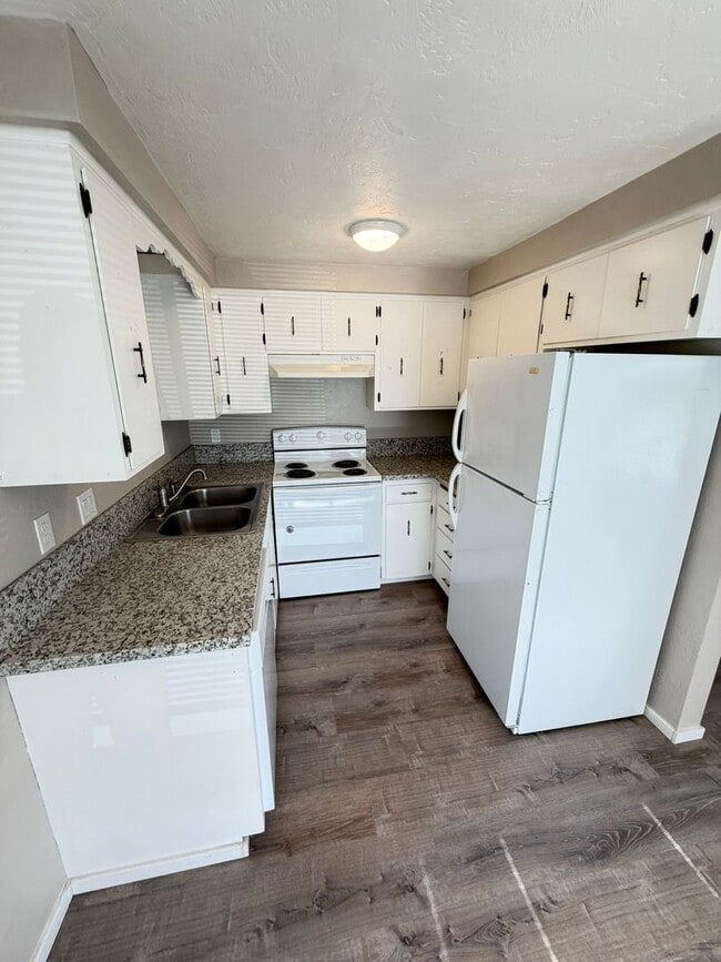 Building Photo - Pet Friendly 2 Bedroom in Lebanon!