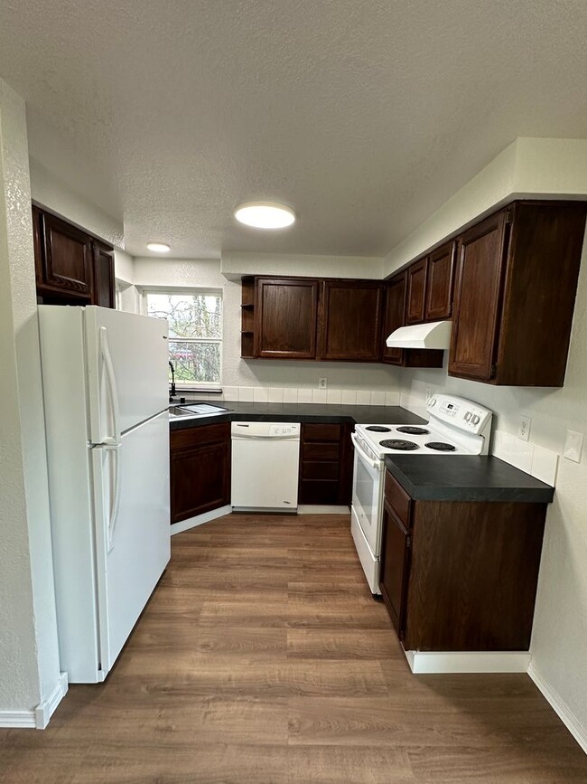 Building Photo - Beautiful Remodeled 3 Bed Room 1 and 3/4 B...