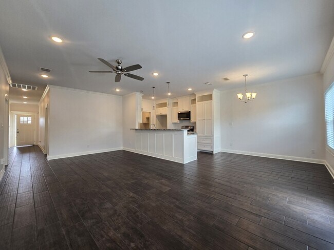 Foto del edificio - 823 Lindsey Ln
