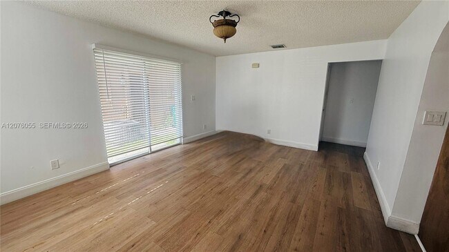 Foto del edificio - 230 NW 7th Ave