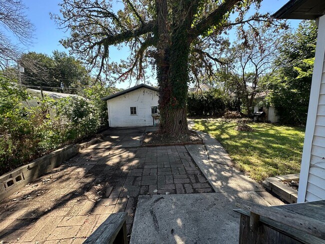 Building Photo - Large 3+ Bedroom House $1100