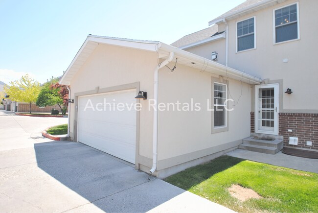Foto del edificio - Charming End-Unit Townhome | Prime Location Near Parks, Shops & Dining