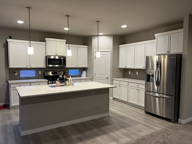 Foto del edificio - Like New 4 Bedroom 2.5 bath plus Den!