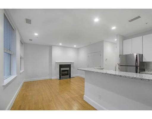 Building Photo - 140 Boylston St