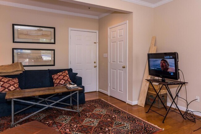 Foto del edificio - 610 Hillsborough Street Unit 204