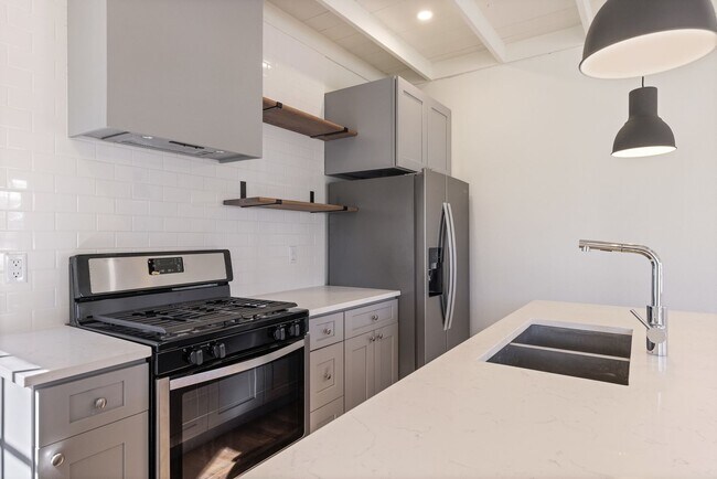 Building Photo - RECENTLY RENOVATED CHARMING 1/1 DUPLEX IN ...