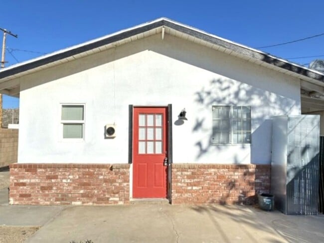 Building Photo - 1 bedroom house in the middle of Old Town Yucca!