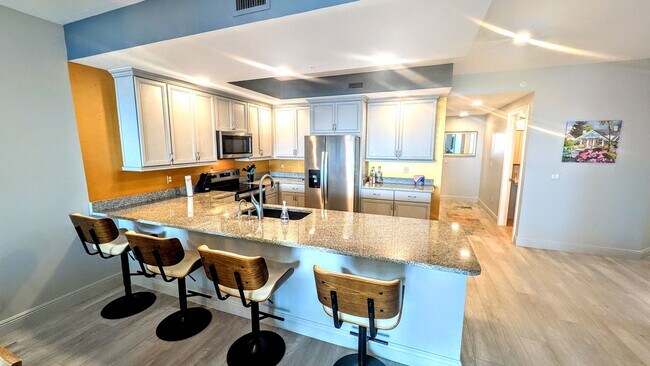 Foto del edificio - Annual Turnkey 3/3 penthouse on waterfront...
