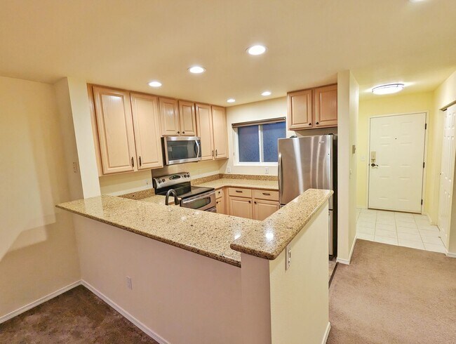Building Photo - Pet friendly, 3BD/2BA, Douglas Condo Sgl G...