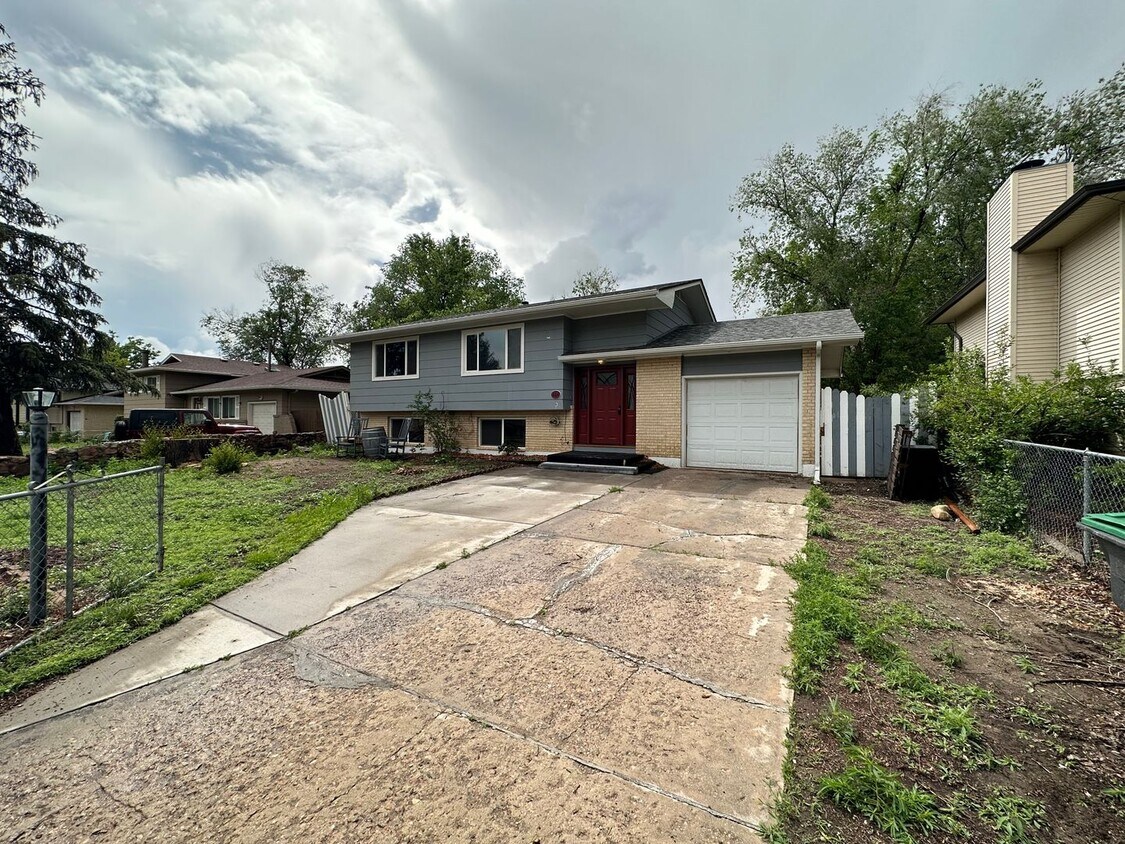 Primary Photo - Stunning 5 bed 2 bath on Kilgore