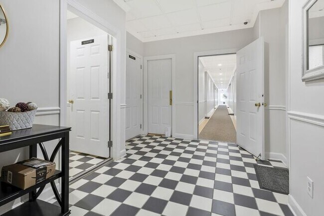 Building Photo - Lovely 1-Bedroom Condo: Hedrick Place Cond...