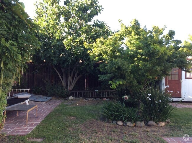 Building Photo - 1118 Hollyburne Ave