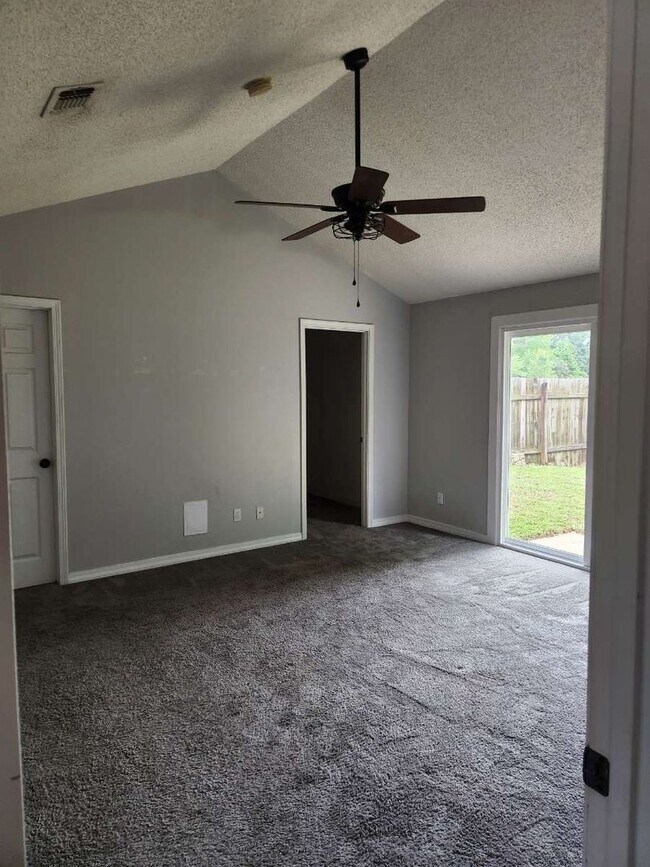 Foto del edificio - Stylish Ranch-Style Home with Office, Over...