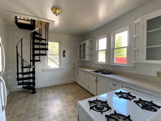 Foto del edificio - 5-6 BED House on 10th St!! ***AVAILABLE AU...