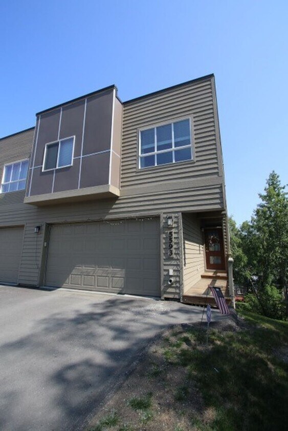 Foto principal - Modern and Spacious 4 Bedroom Condo in Eas...