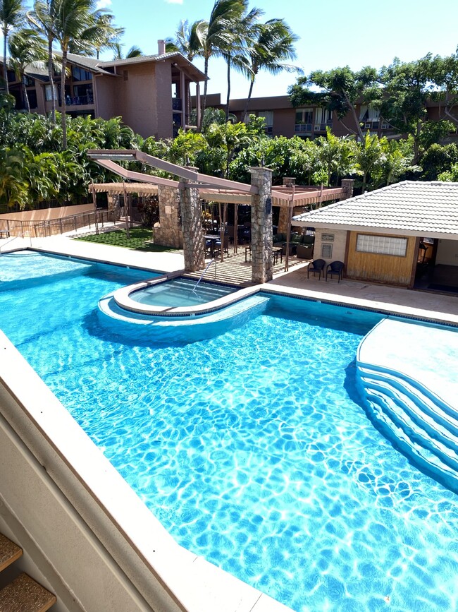 Piscina y jacuzzi de 25 metros estilo resort The Breakers - 3706 Lower Honoapiilani Rd